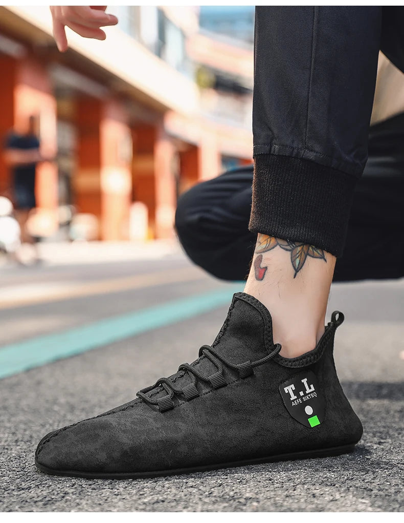 Black men's loafers with lace-up design and T.L logo patch