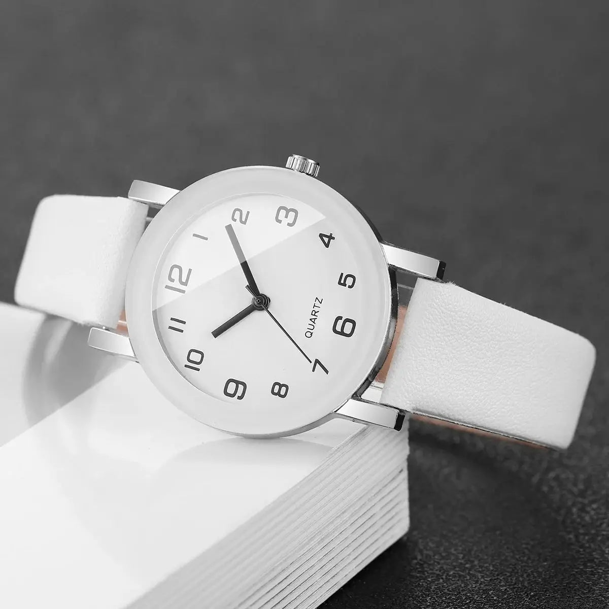 Unisex wristwatch with white leather strap, silver case, Arabic numeral dial, quartz movement