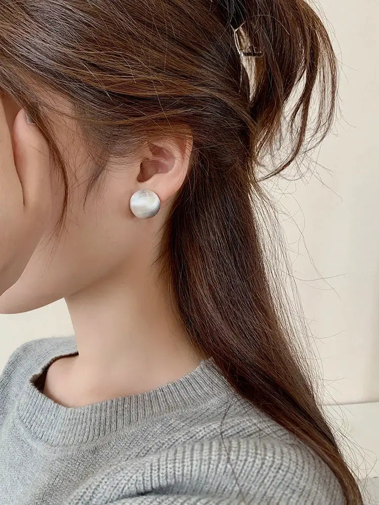 Round frosted metal stud earring by Simples Market in silver tone