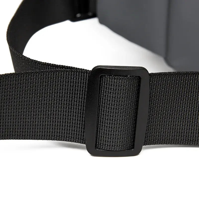 Men's black waist bag strap with adjustable buckle (Simples Market).
