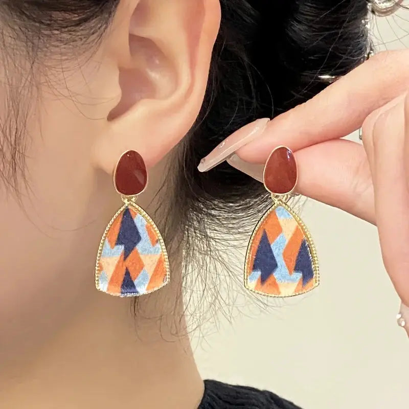 Simples Market wine-red drop earrings with geometric orange-blue patterned teardrop pendants and gold trim
