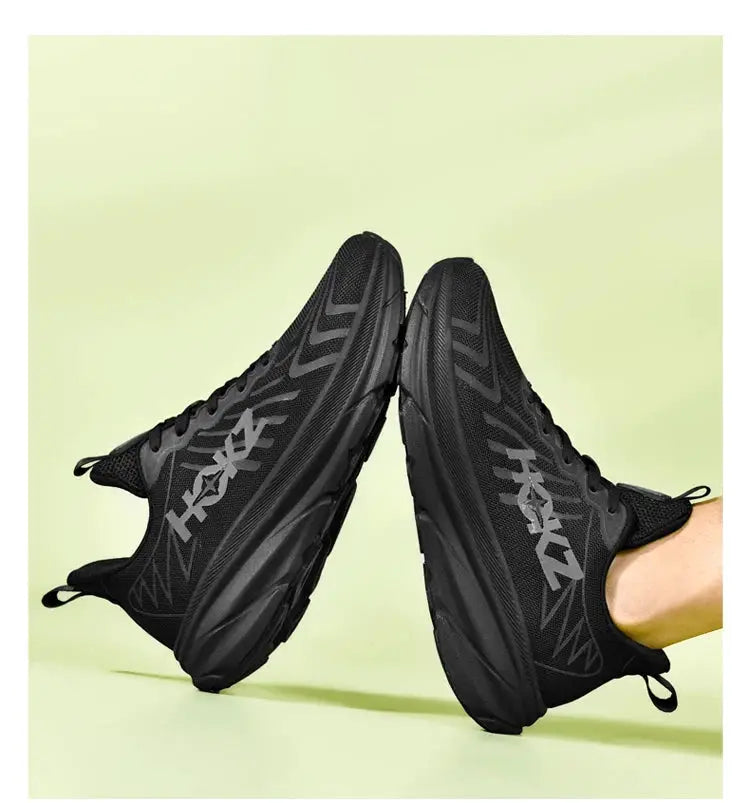 Men's classic cushion running shoes, Simples Market, black lightweight breathable mesh pair.