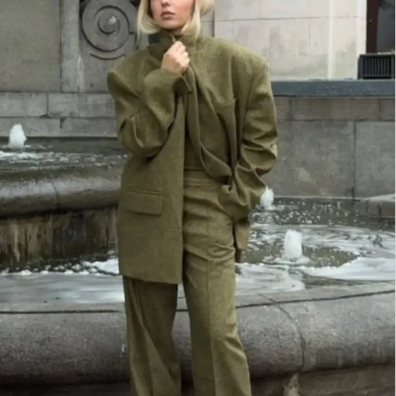 Two-piece olive-green blazer and straight pants set by Simples Market, featuring shoulder-pad blazer.