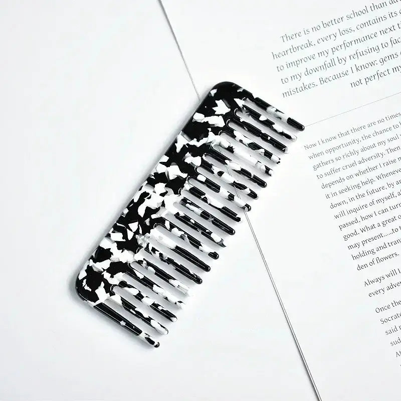 Wide-teeth acetate hair comb with black-and-white marbled pattern; anti-static, massage-style brush by Simples Market