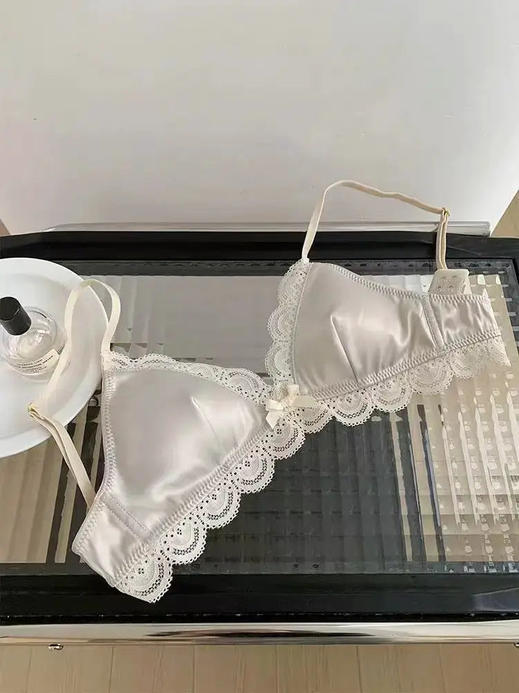 SP&CITY triangle-cup lace bra, white satin with scalloped lace trim and bow detail