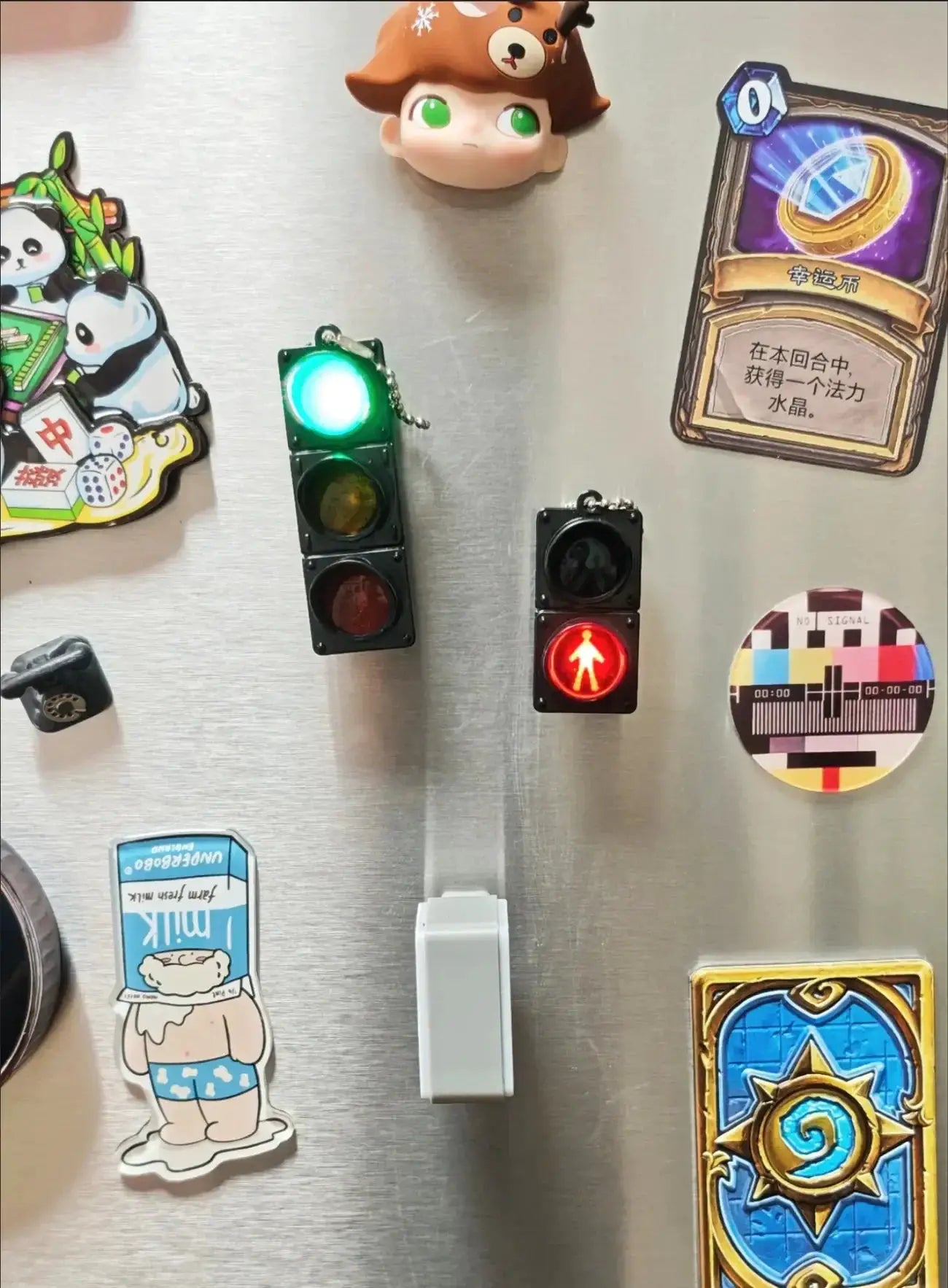 Traffic light magnetic fridge sticker set by Simples Market with green signal and pedestrian icon