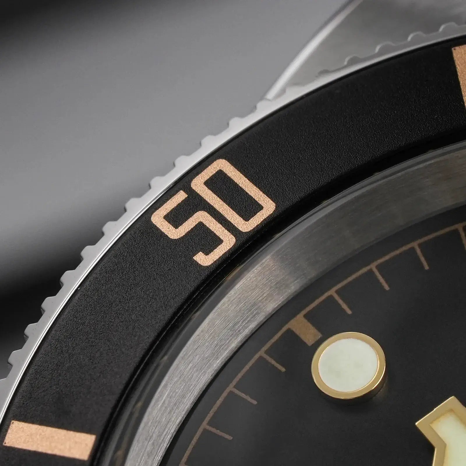Watchdives WD7922 BB54 diver watch by Simples Market; black bezel with rose-gold numerals and luminous markers.