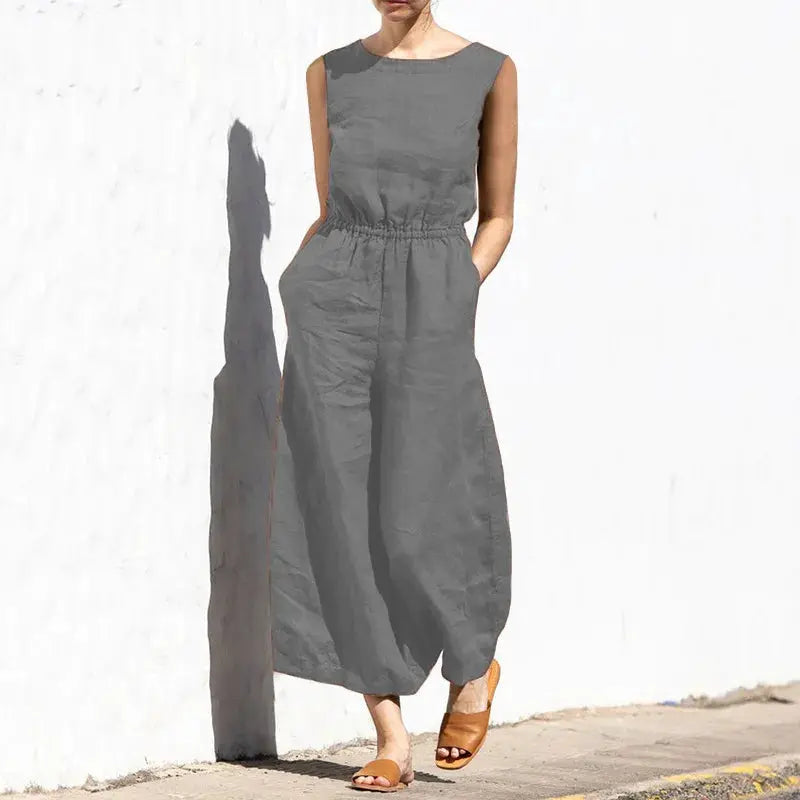Women's gray cotton and linen jumpsuit with pockets, sleeveless bodice, high waist and wide legs.
