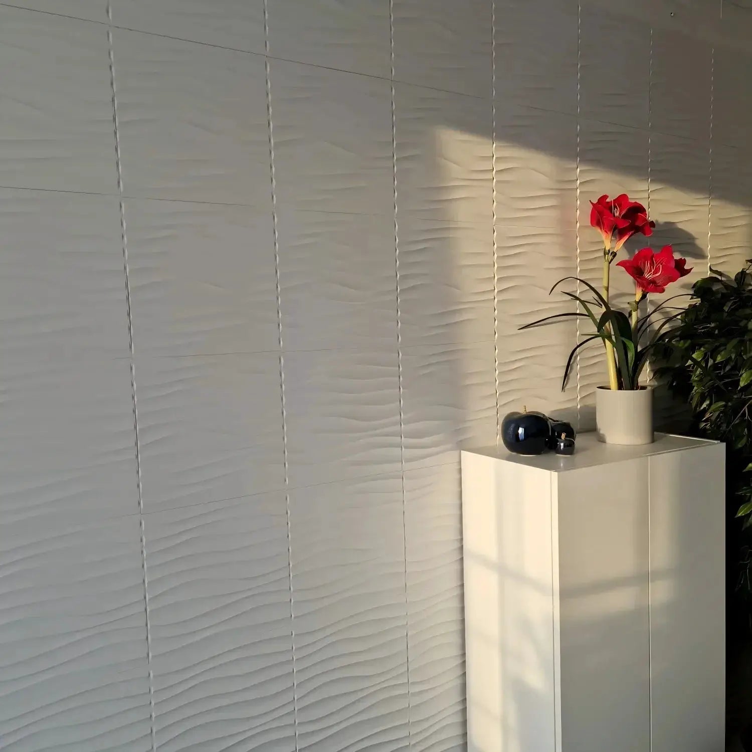 Simples Market 10pcs 30x30cm 3D wall panels in white with a subtle wave texture on a living room wall