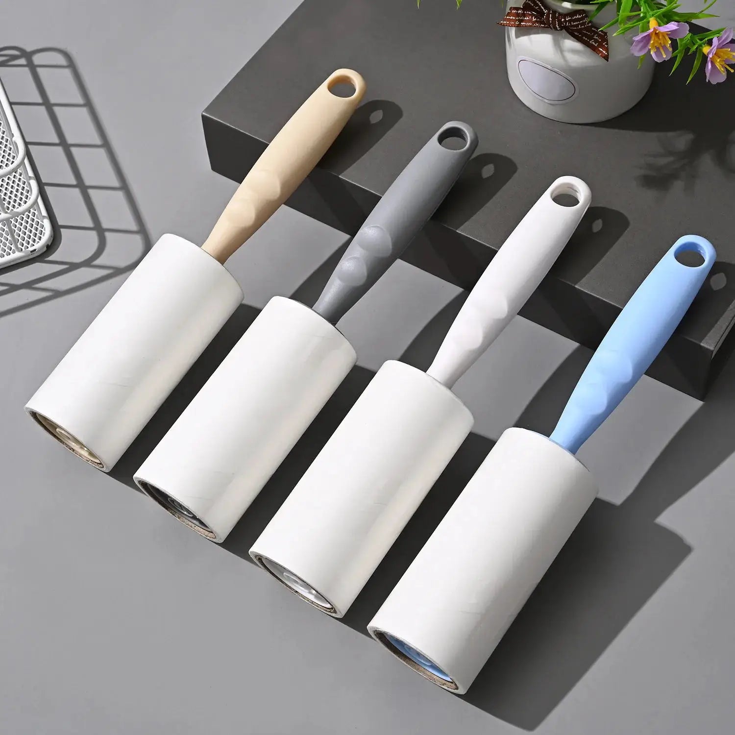 Simples Market 4-pack lint roller set with replaceable refills; pastel-colored handles in beige, gray, white, blue.