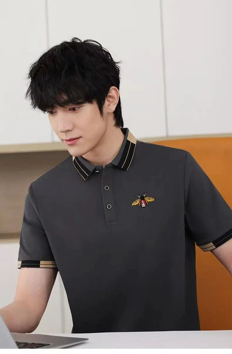 Simples Market men's polo shirt; dark gray short-sleeve with striped collar and bee embroidery.