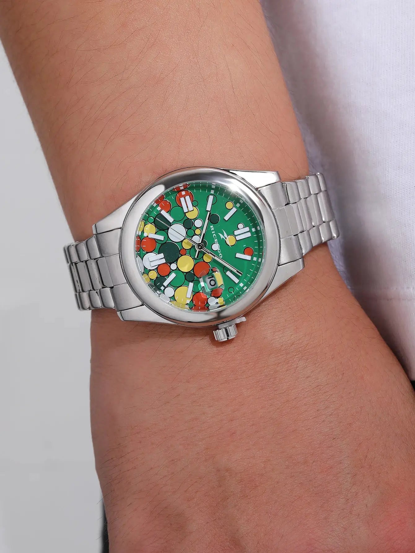 Classic men's quartz watch by Simples Market with green patterned dial, calendar date, stainless steel bracelet