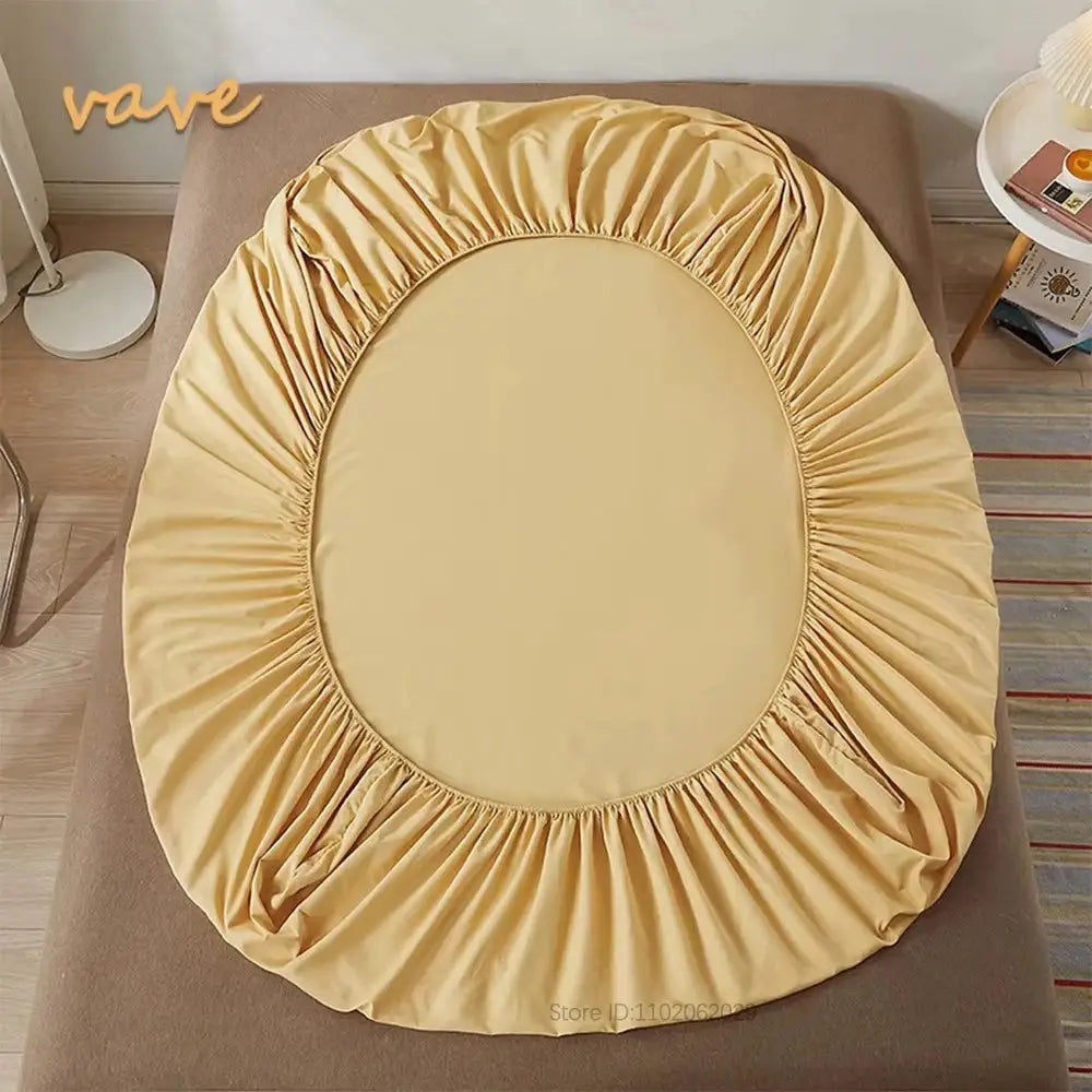 Full-size cotton fitted sheet with elastic bands by Simples Market in beige on bed
