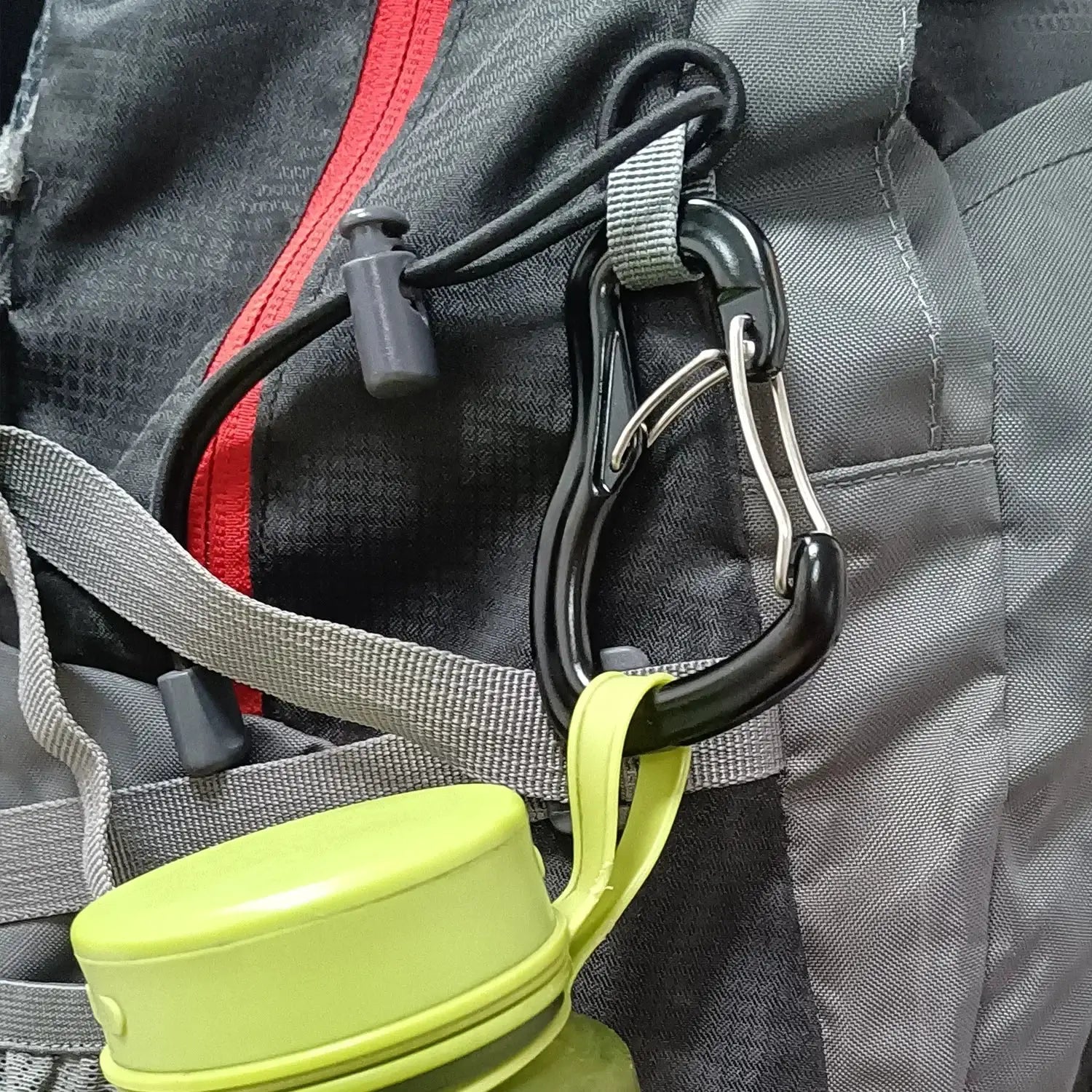 Simples Market outdoor hammock buckle set with aluminum alloy carabiner on gray backpack