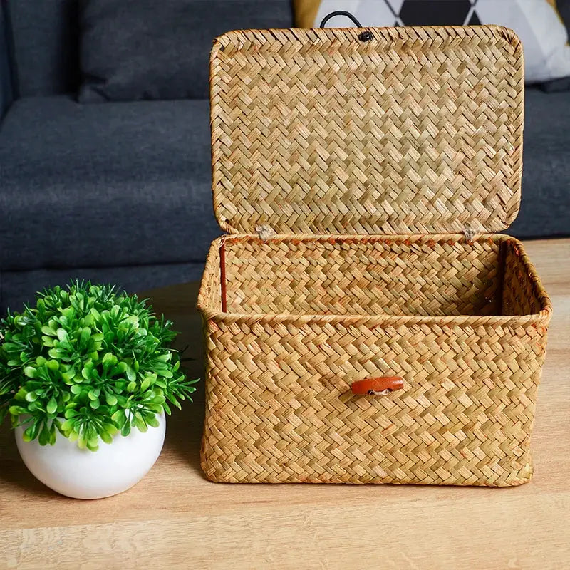 Rectangular seagrass storage basket with lid, natural color, handmade by Simples Market for makeup and home organization