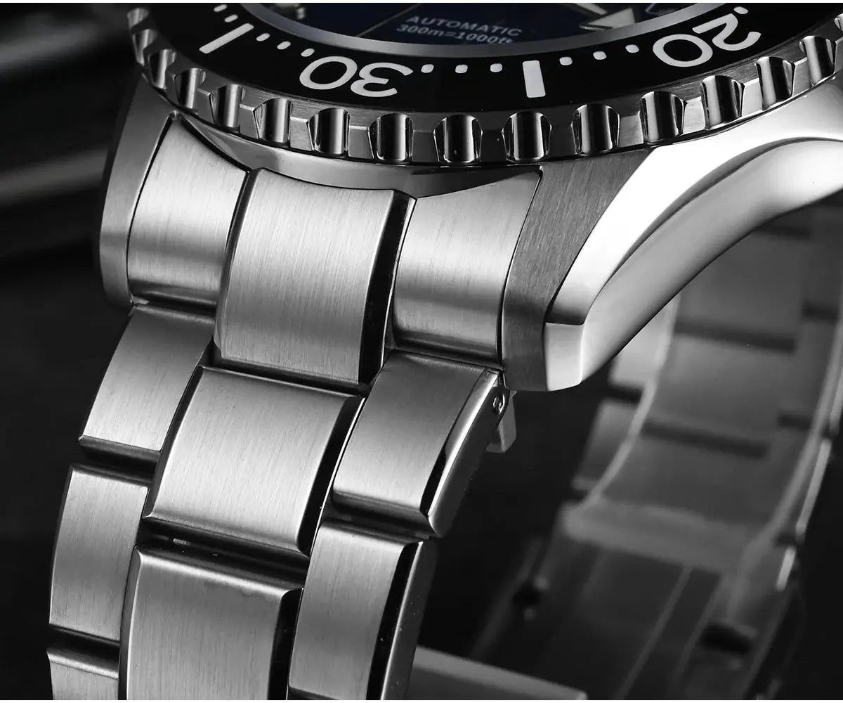 San Martin men's diver watch with stainless steel bracelet, brushed links and black bezel