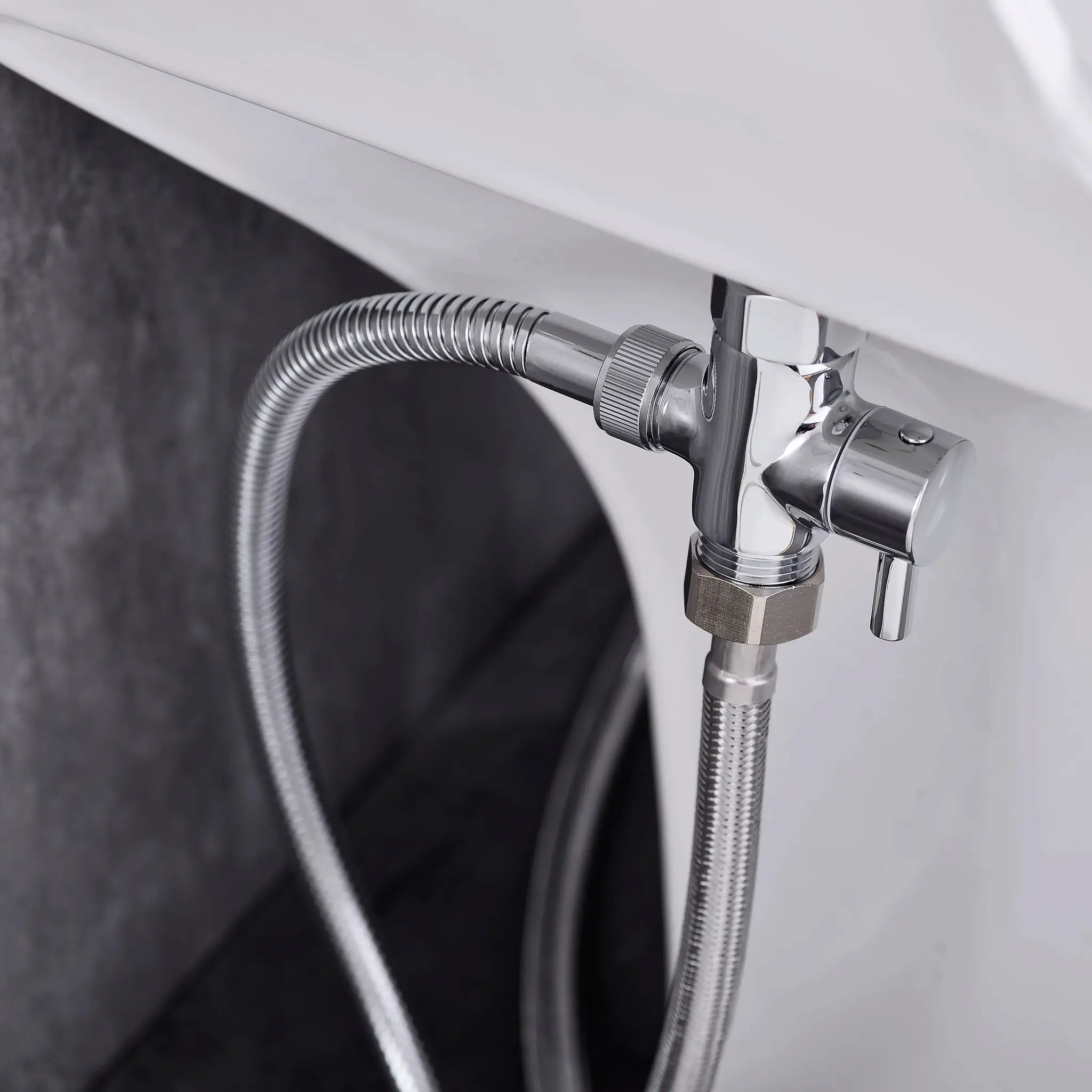 Bidet chrome T-adapter with shut-off valve and braided hose by Simples Market.