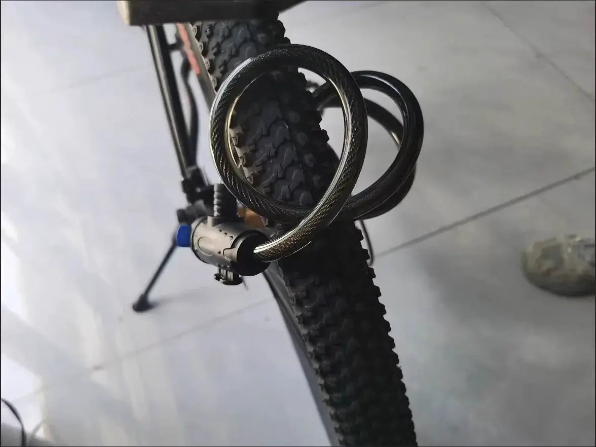 Simples Market heavy duty steel motorcycle chain lock around bicycle tire with two keys