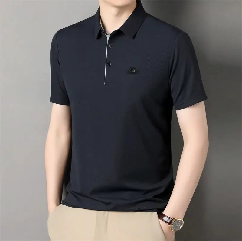 Men's polo shirt by Simples Market, navy color, badge logo, breathable fabric.