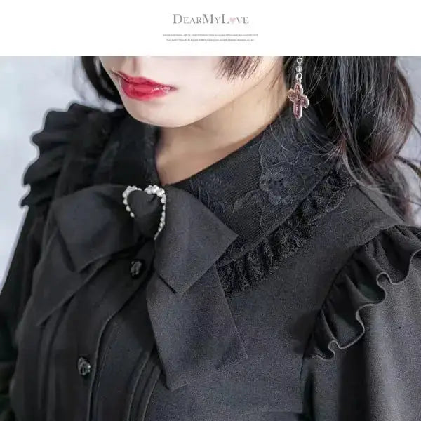 Gothic Lolita blouse by Simples Market in black with lace collar and bow