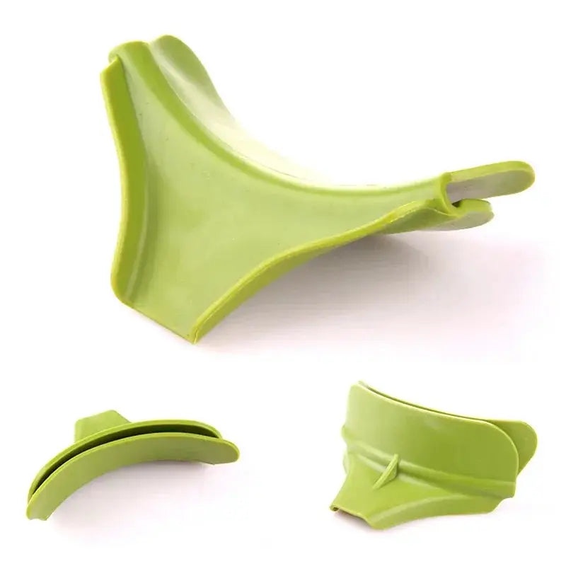 Kitchen funnel by Simples Market in lime green plastic with anti-splash edge and streamer spout
