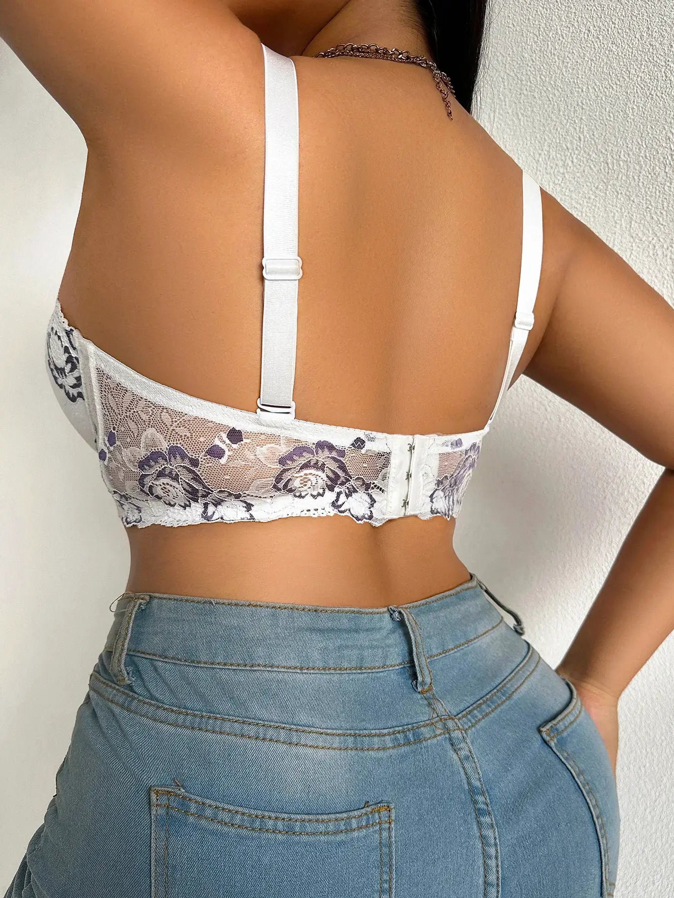 Simples Market daily wide-strap lace embroidery push-up bra, white with floral lace band, back view