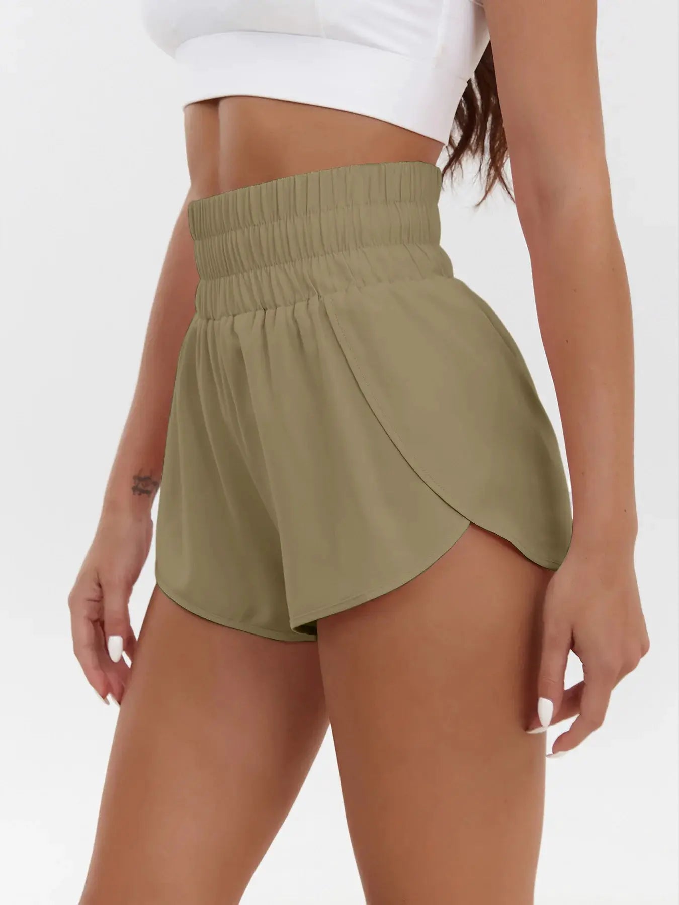 Simples Market women's olive-green high-waisted shorts with elastic waistband and curved hem.