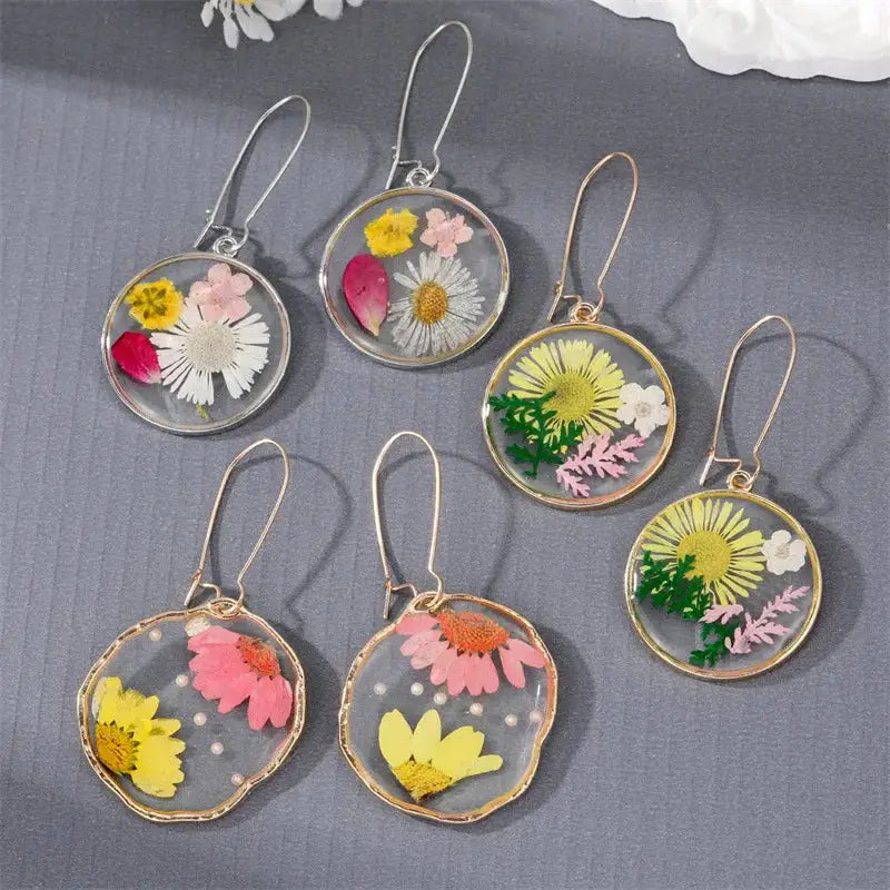 Natural flower resin dangle earrings, set of 6 by Simples Market with colorful pressed daisies