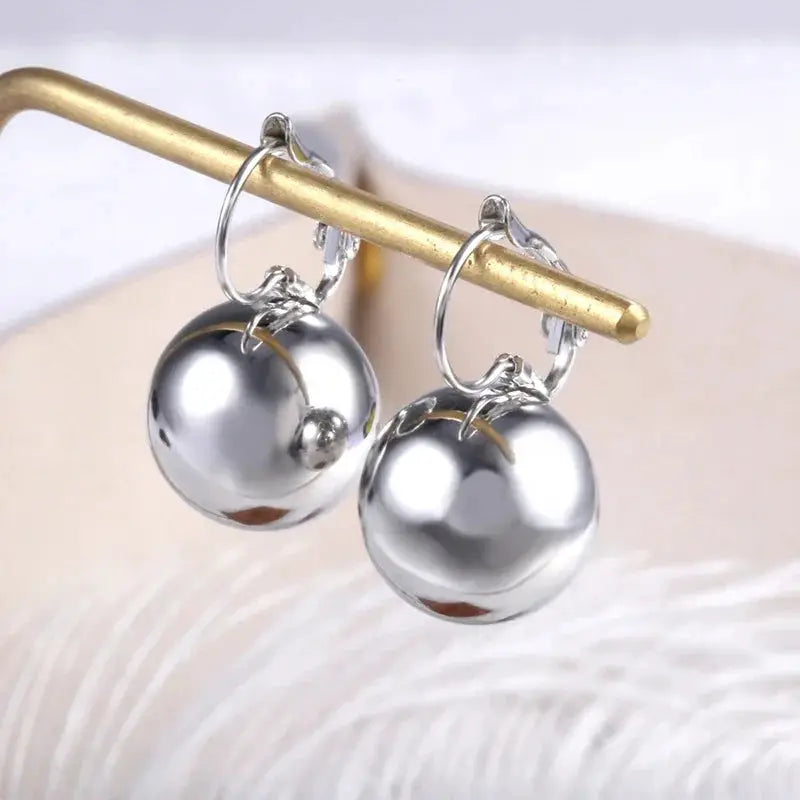 Simples Market Huitan silver metallic ball-drop earrings with hoop clasps
