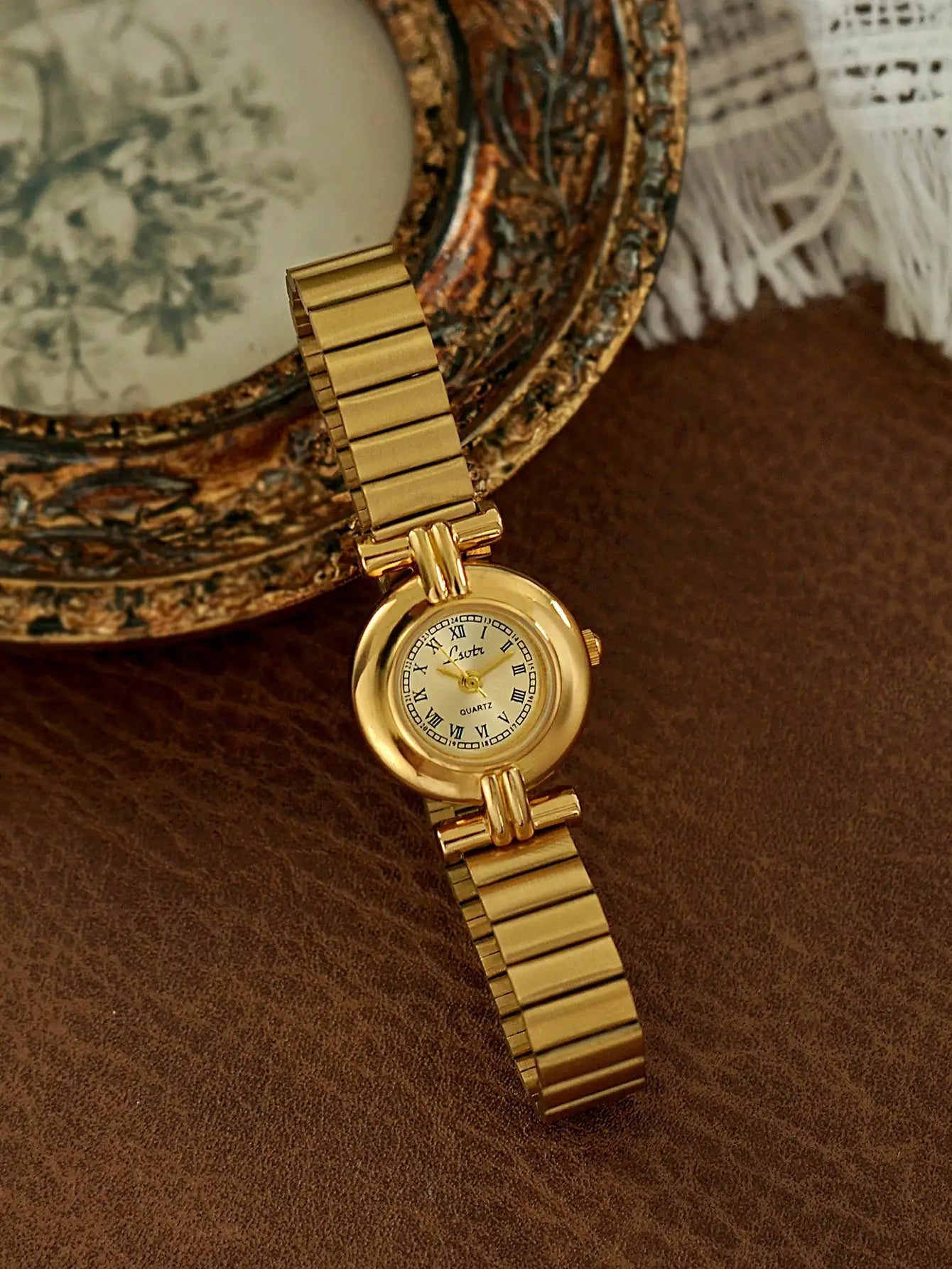 Gold-tone women's wristwatch by Simples Market with a small Roman numeral dial, quartz