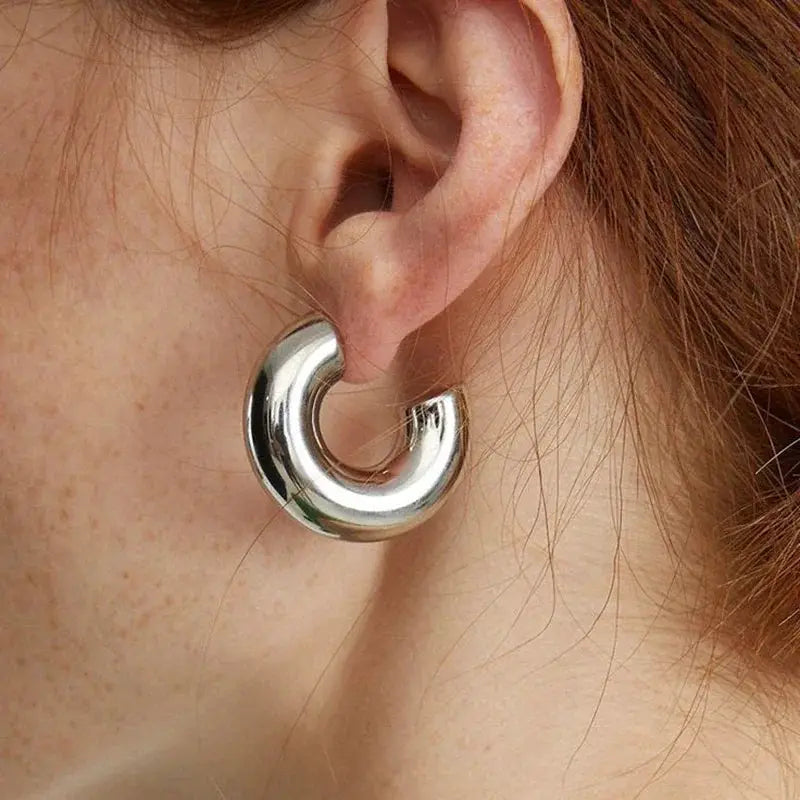 Chunky hoop earring, silver-tone, smooth round C-shape