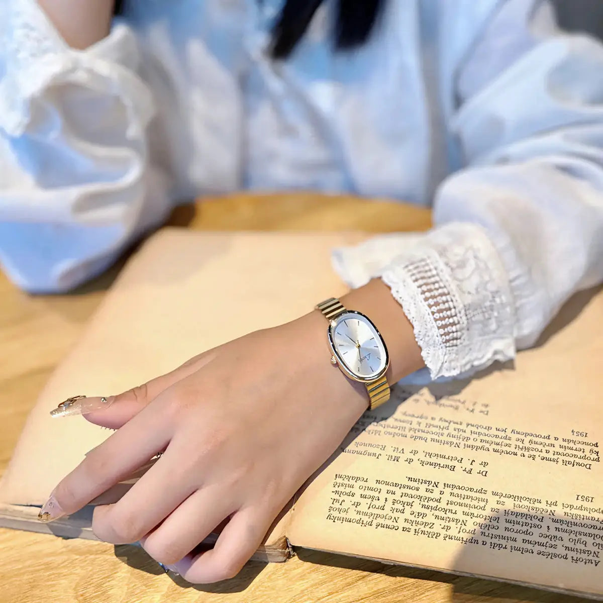 LuxeTime Vintage Gold Bracelet Womens Quartz Watch With Oval Case Elegant In Style Versatile Wear