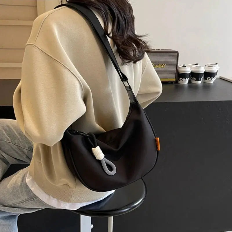 Crossbody bag Simples Market, black faux leather with a wide adjustable shoulder strap for commuting.