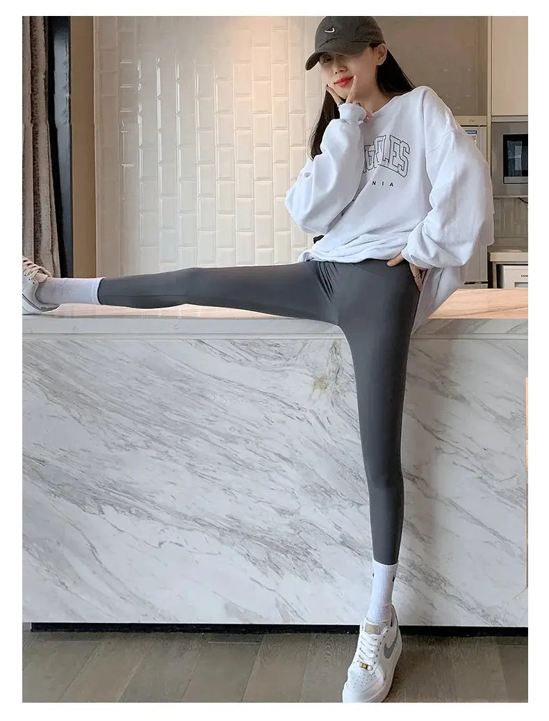 BIVIGAOS high-waist gray seamless leggings worn with a white hoodie and Nike cap