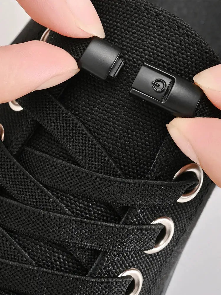 Simples Market 8mm no-tie elastic flat shoelaces with press-lock clasp on black sneaker