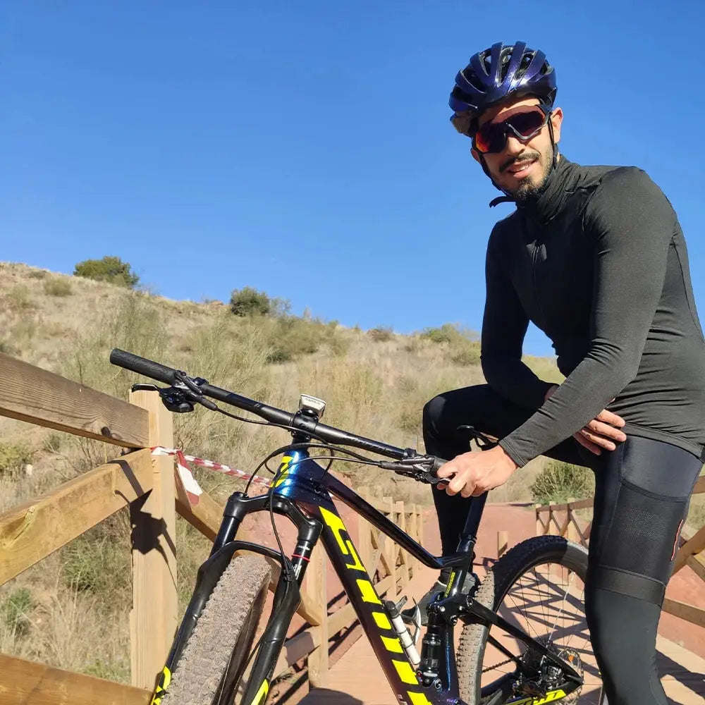 YKYWBIKE men's black long-sleeve thermal cycling jacket worn by rider on a Giant bike with yellow accents.