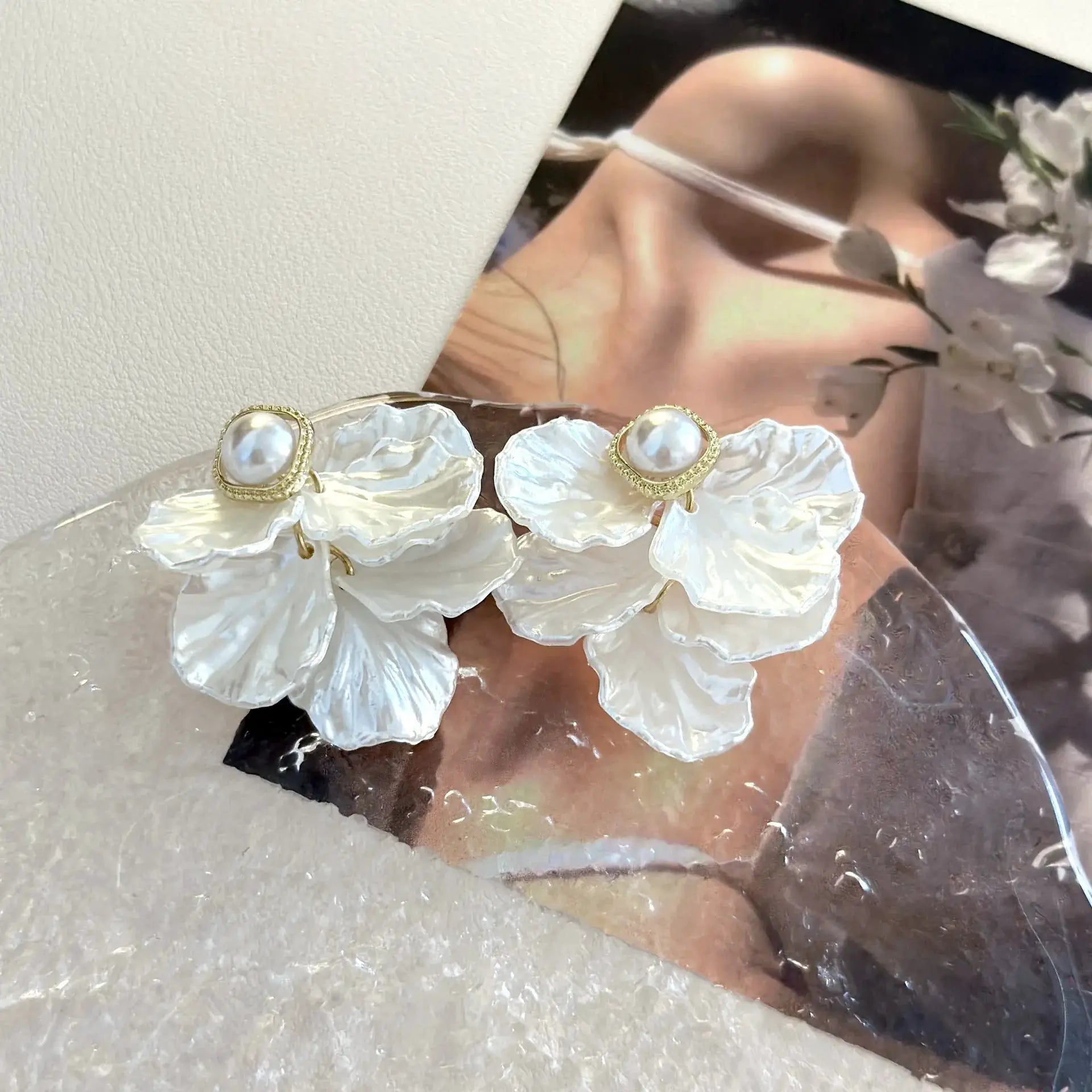 Shell flower pearl earrings, white petals with gold-tone bezels and pearl centers, Simples Market pair