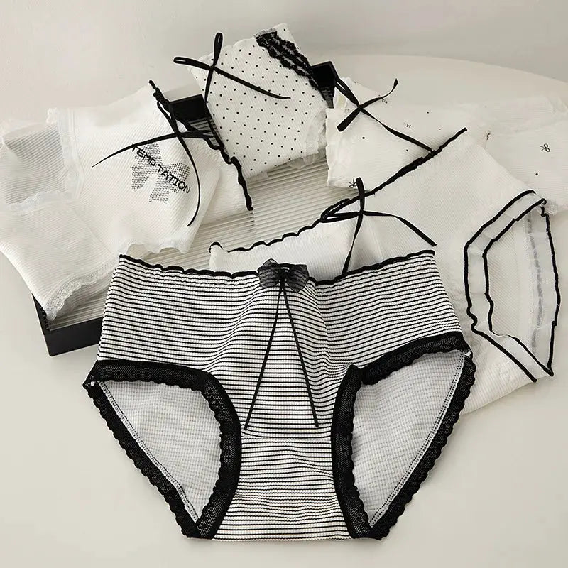 M-XL women's lace panties, 5-pack in striped and polka-dot designs with bow accents