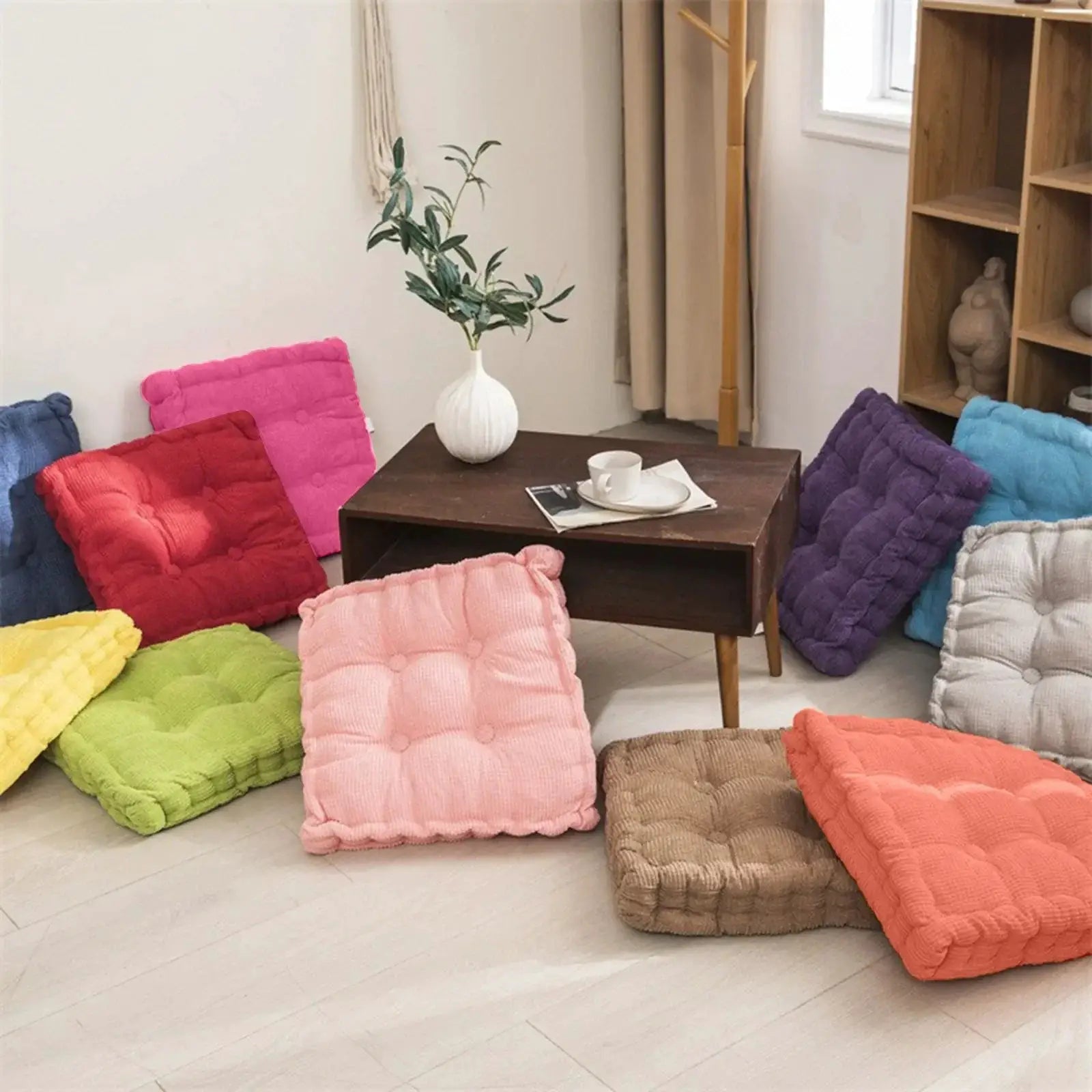 Thick square corn-cob cushion by Simples Market in multicolor, arranged around a wooden coffee table