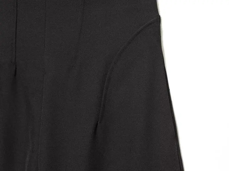 Simples Market ETJ 2025 women's slim black suit jacket and matching trousers; close-up shows curved seam.