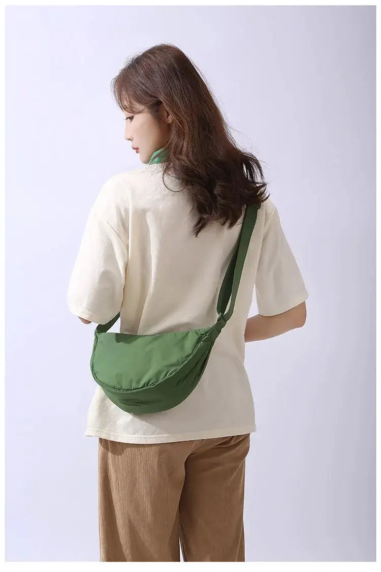 Crossbody bag Simples Market; solid green nylon padded bag worn over the shoulder
