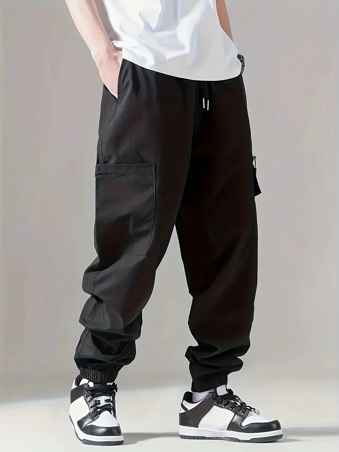 Simples Market men's cargo pants, black lightweight breathable trousers with cargo pockets and drawstring waist.