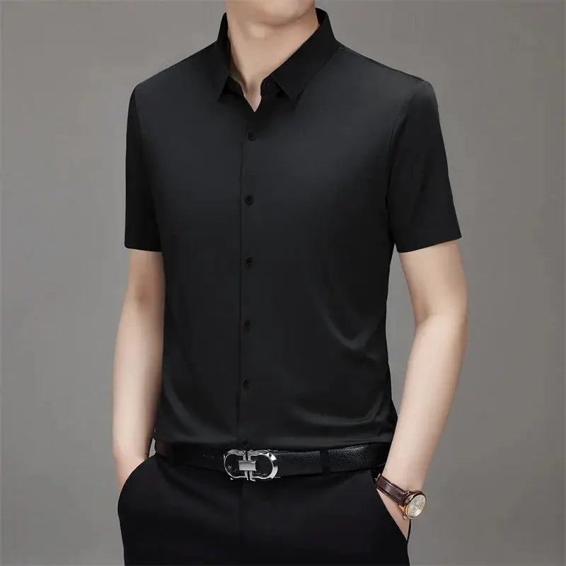Men's black solid-color short-sleeve button-down shirt by Simples Market, ideal for business casual wear.