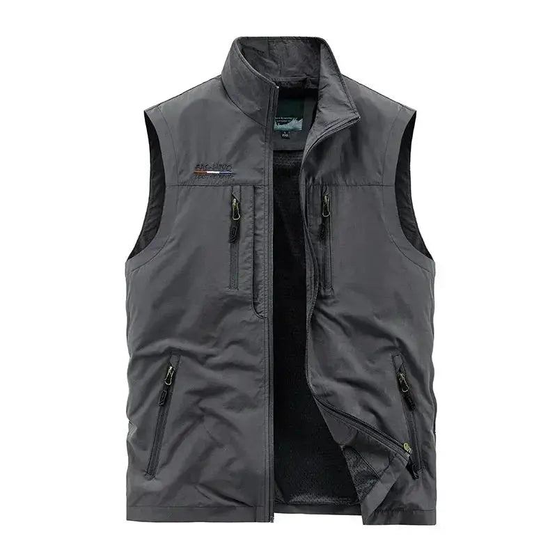 Simples Market gray sleeveless cargo vest with front and side zip pockets for outdoor use