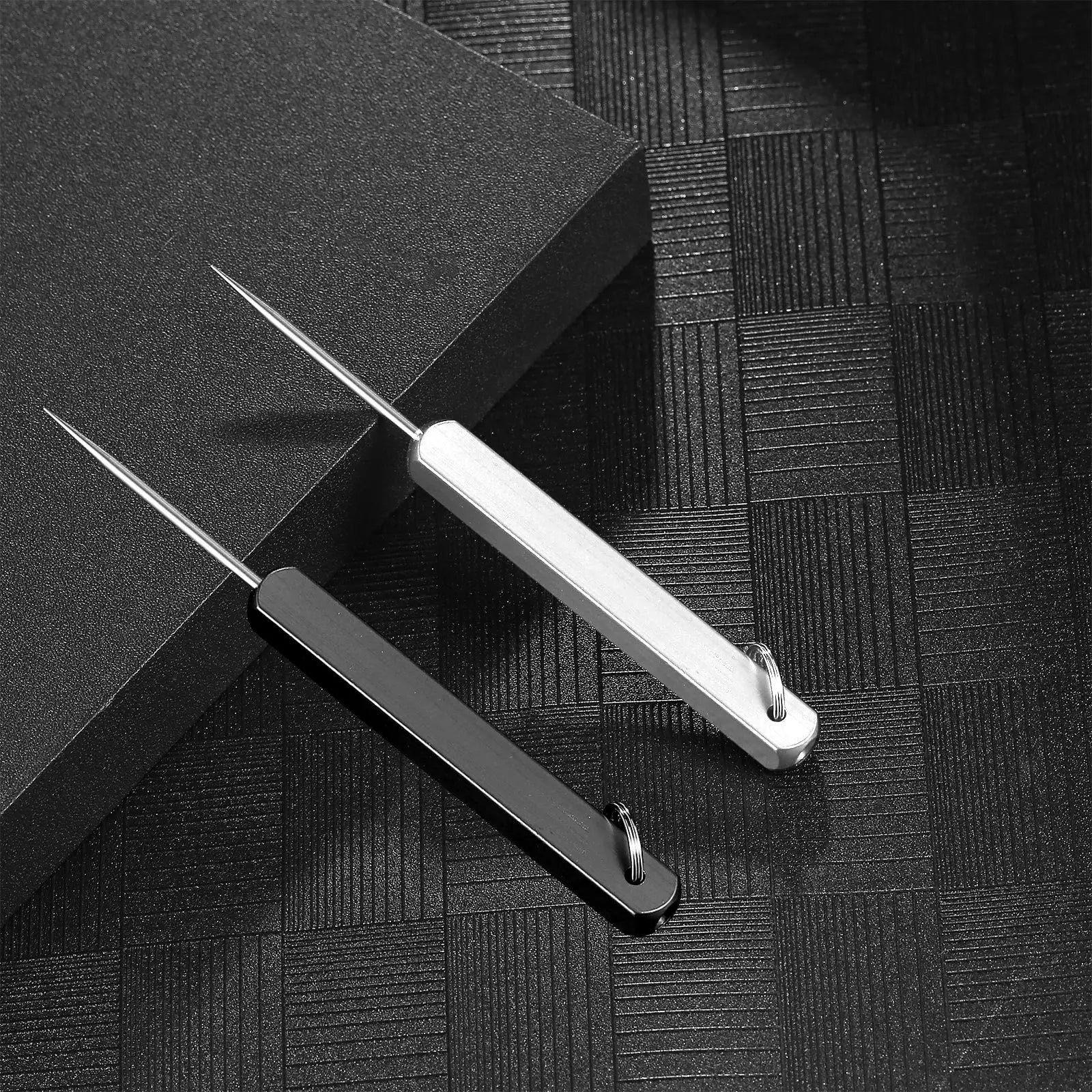 Portable titanium pocket toothpick holder with two metal toothpicks by Simples Market