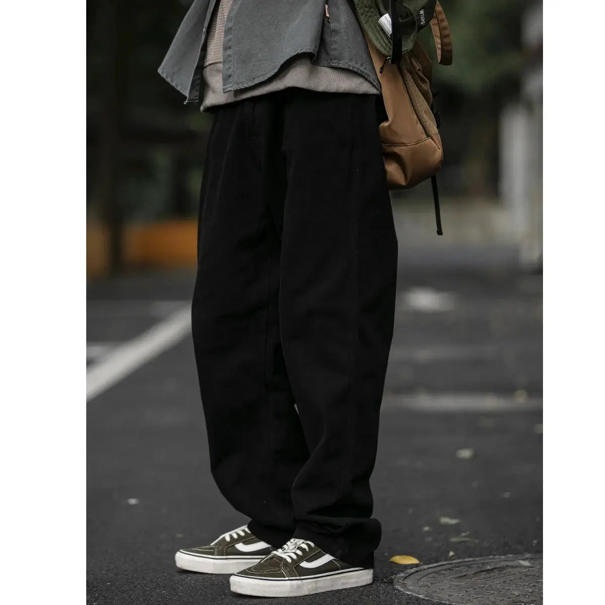 Men's black cargo pants with a baggy straight-leg fit for streetwear style