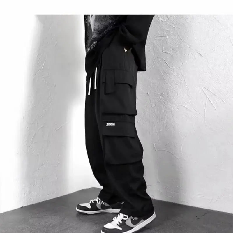 Men's black baggy cargo joggers by Simples Market with multiple pockets and drawstring waist