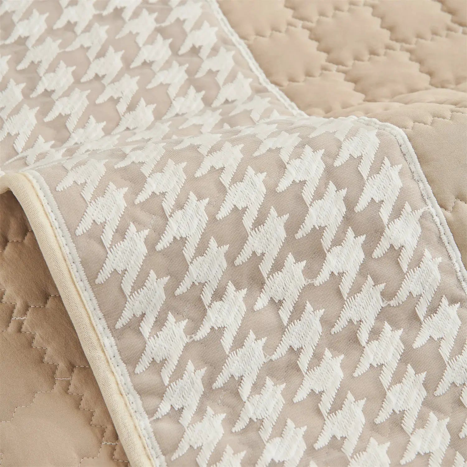 Sofa cushion cover in beige with white houndstooth quilting and white piping