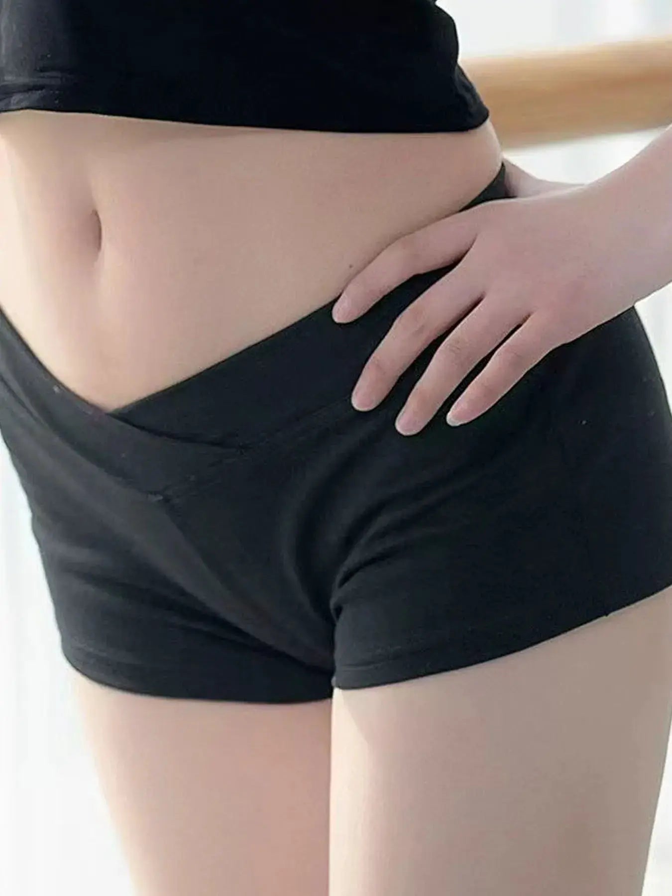 Simple black women's dance fitness ultra-short shorts, low-waist, by Simples Market