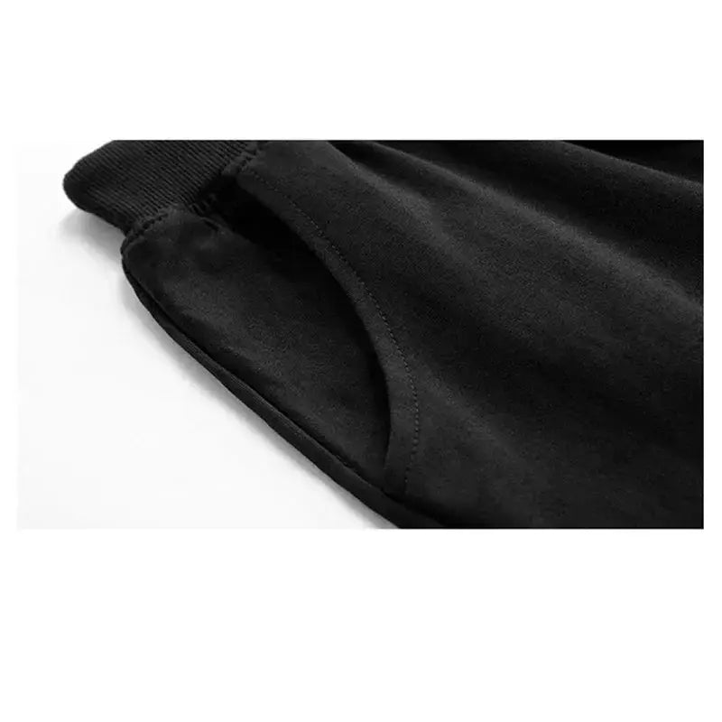 Men's black sport shorts by Simples Market, knee-length gym shorts with pocket for boxing training